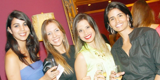 Bárbara Siviero, Nanda Bel , e as irmãs Talita e Flávia Fidélis em evento fashion na avenida Major Nicácio na última quinta-feira